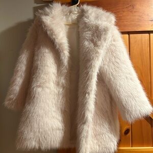 Chic Faux Fur Coat in Cream